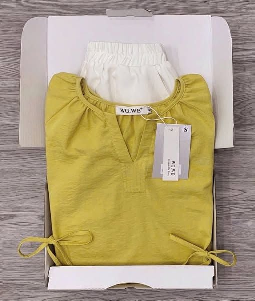 KS0909-Set áo vàng cổ V cột nơ eo, quần short Trắng