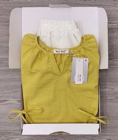 KS0909-Set áo vàng cổ V cột nơ eo, quần short Trắng