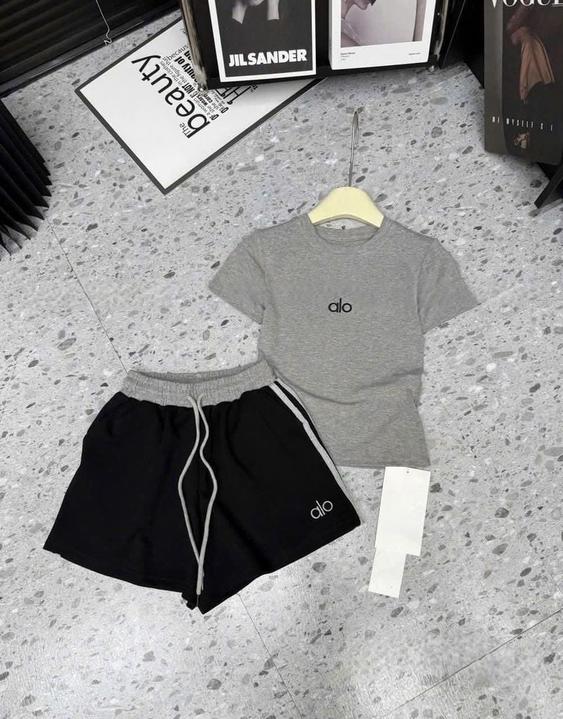 KS0912-Set áo thun body thêu alo Xám, quần short phối viền sọc Đen