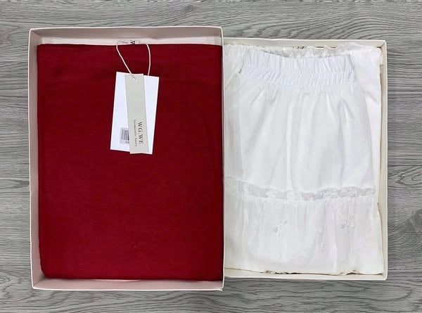 KS0897-Set áo bẹt vai, CV tầng thêu hoa Trắng (áo đỏ)