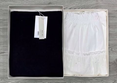 KS0896-Set áo bẹt vai, CV tầng thêu hoa Trắng (áo đen)