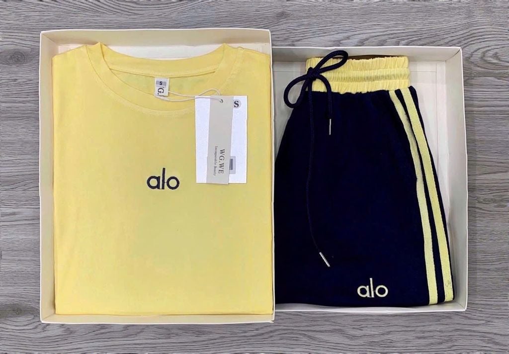KS0913-Set áo thun body thêu alo Vàng, quần short phối viền sọc Xanh Than