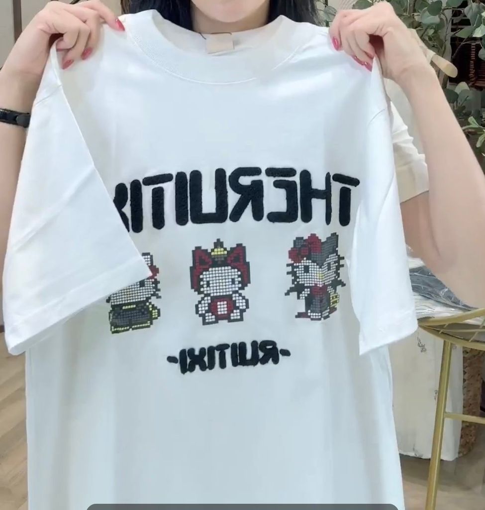 TUN0014 ÁO THUN KITTY CHỮ DẬP NỔI