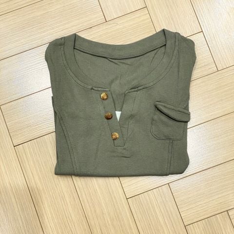 LEN1204-Áo thun tăm cổ V đính nút X.Rêu