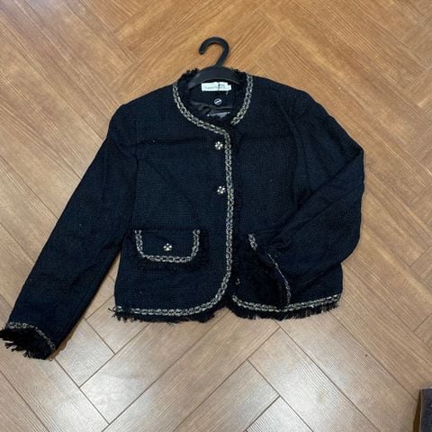 QCC0063 KHOÁC DẠ ĐEN PHỐI VIỀN NÚT HOA