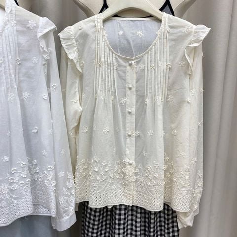 LEN1195 ÁO THÊU XẾP LI NGỰC NÚT NGỌC (KEM)