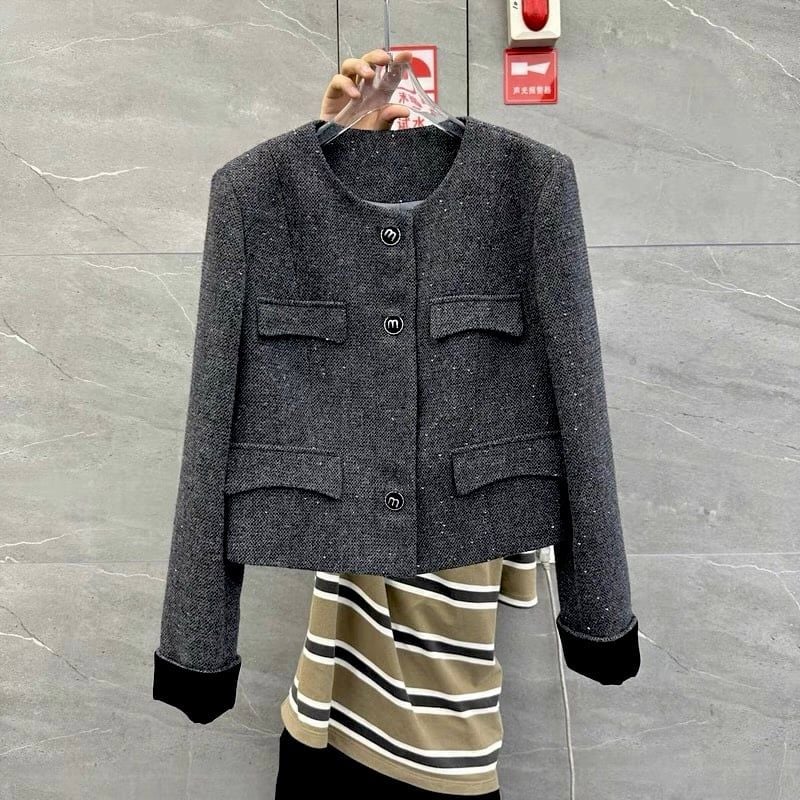 QCC0045  KHOÁC DẠ KIM SA NÚT CHỮ M (XÁM)