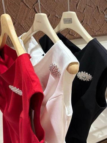 KT0002 ĐẦM TK LỆCH VAI + TAG  (ĐEN)