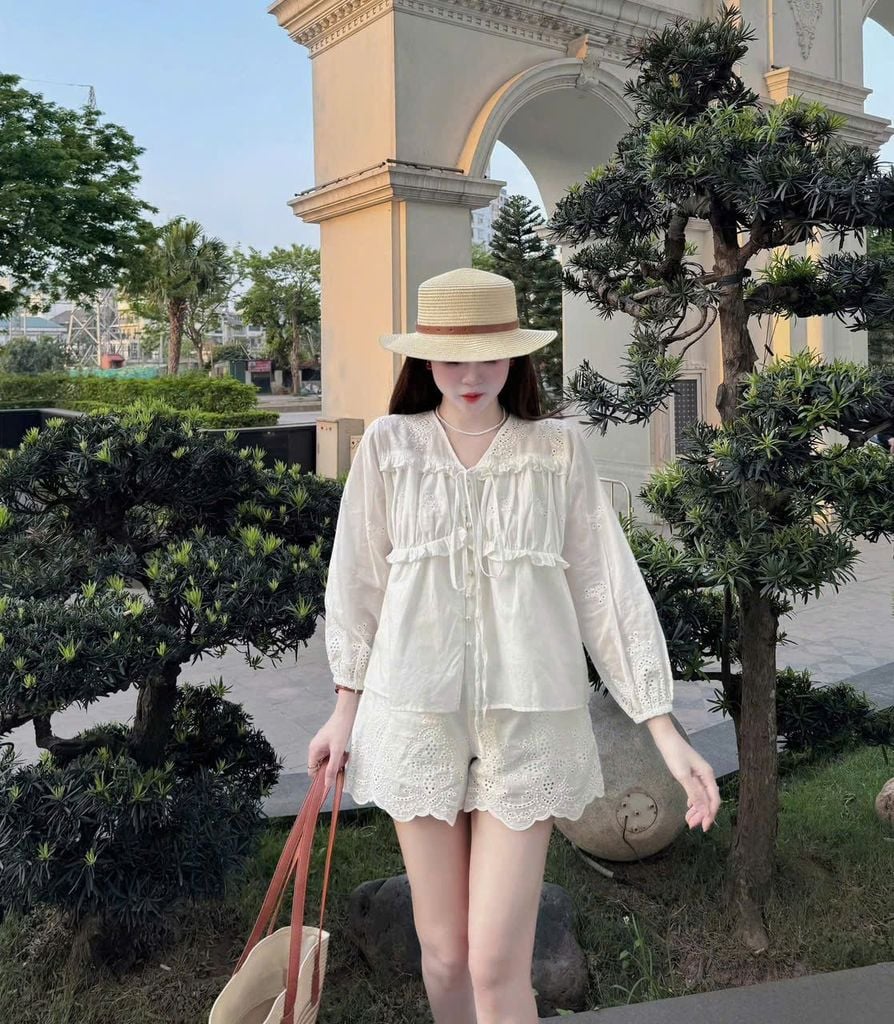 KS0851 Set xô thêu bèo ngực nút ngọc + quần short (Kem)