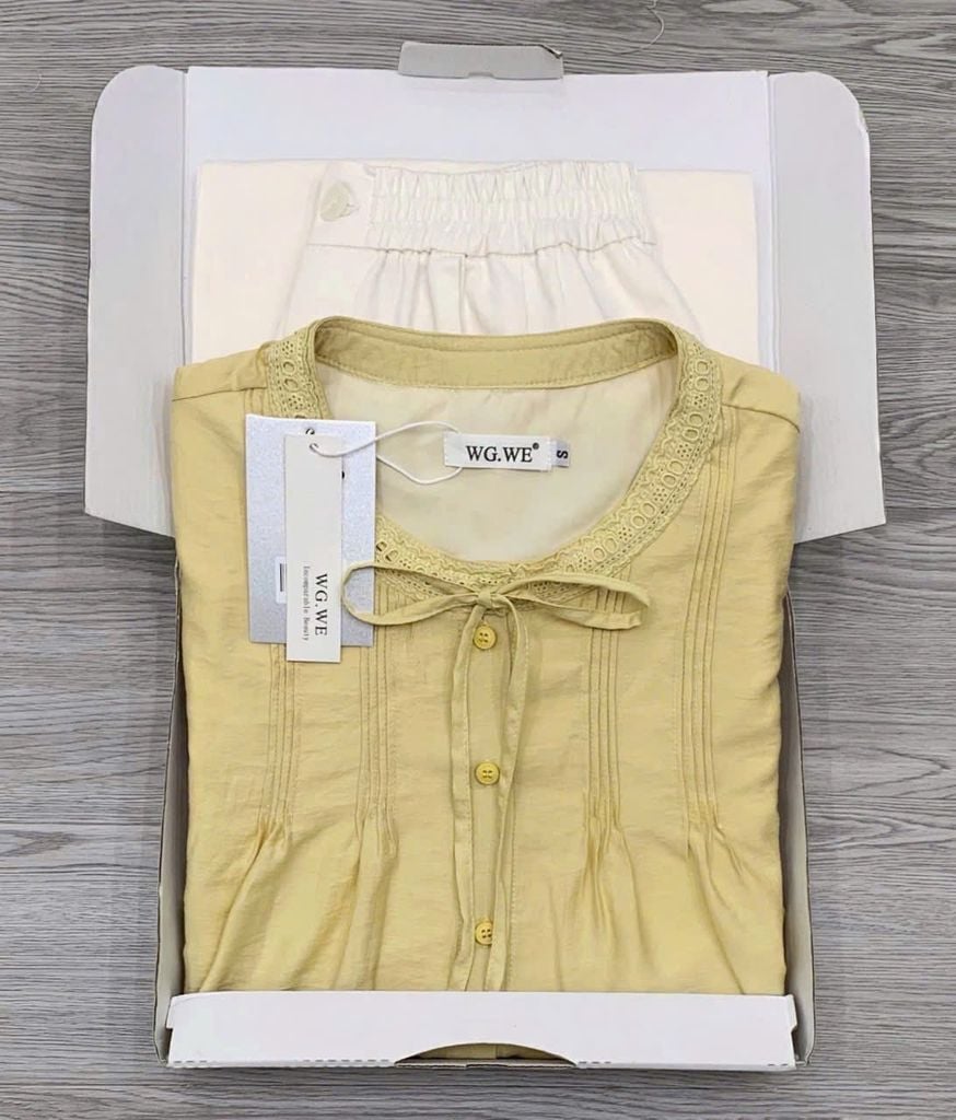 KS0843 Set áo xếp li nơ ngực, Quần dài (áo Vàng - quần Kem)