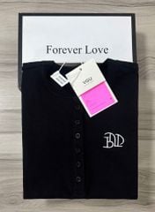 VGU0442 - ÁO THUN THÊU CHỮ PHỐI NÚT ĐEN