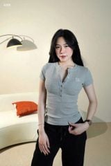 VGU0439 - ÁO THUN THÊU CHỮ PHỐI NÚT XÁM