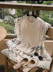 VGU0528 Set sọc thêu hoa viền sóng, CV ngắn