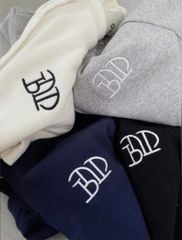 VGU0442 - ÁO THUN THÊU CHỮ PHỐI NÚT ĐEN