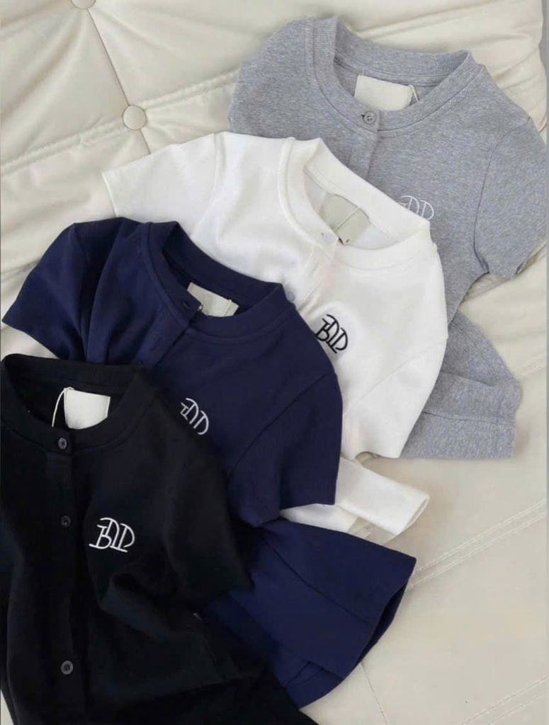 VGU0439 - ÁO THUN THÊU CHỮ PHỐI NÚT XÁM