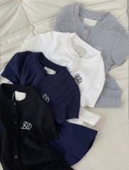 VGU0439 - ÁO THUN THÊU CHỮ PHỐI NÚT XÁM