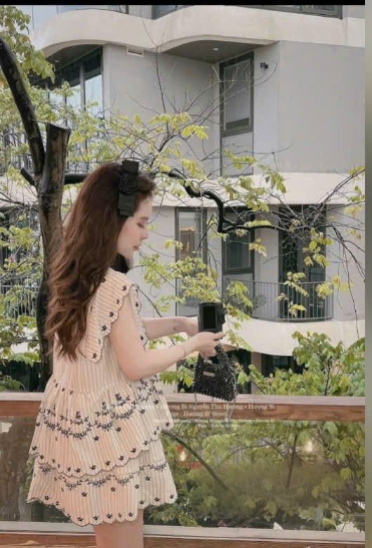 VGU0528 Set sọc thêu hoa viền sóng, CV ngắn