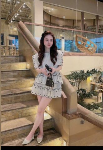 VGU0528 Set sọc thêu hoa viền sóng, CV ngắn
