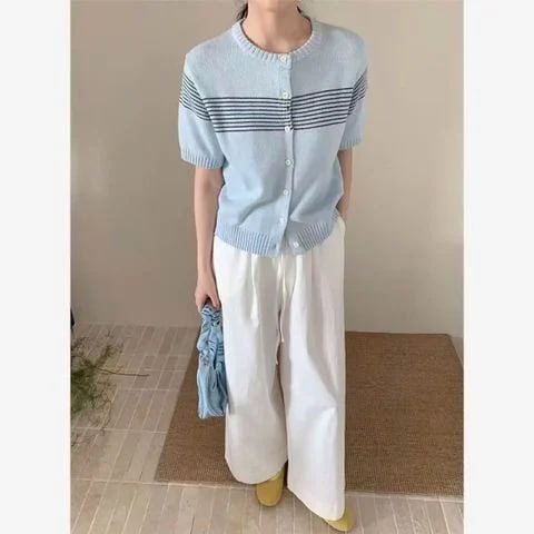 QCC2596-Áo len QC đính nút phối sọc Kem Vàng