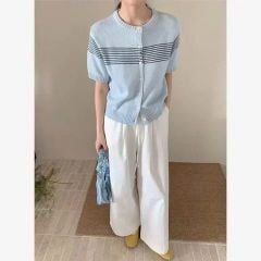 QCC2596-Áo len QC đính nút phối sọc Kem Vàng