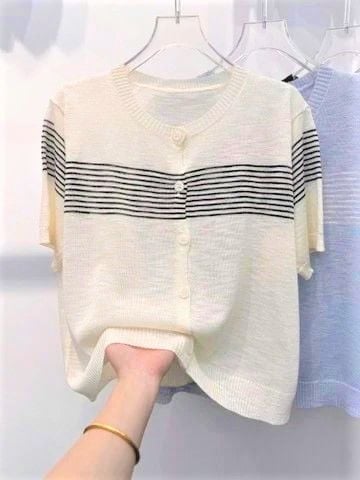 QCC2596-Áo len QC đính nút phối sọc Kem Vàng