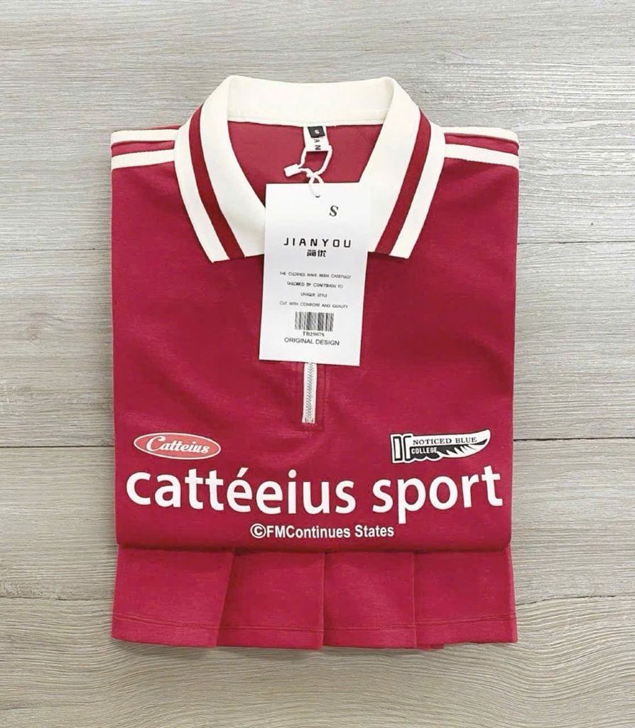 TB2907 - Set QC áo polo tay phối sọc, chân váy xếp ly Đỏ