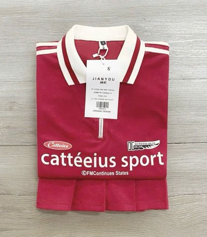 TB2907 - Set QC áo polo tay phối sọc, chân váy xếp ly Đỏ