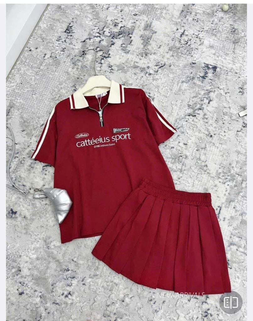 TB2907 - Set QC áo polo tay phối sọc, chân váy xếp ly Đỏ