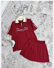 TB2907 - Set QC áo polo tay phối sọc, chân váy xếp ly Đỏ