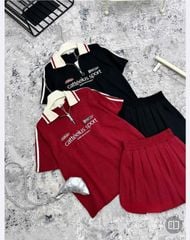 TB2907 - Set QC áo polo tay phối sọc, chân váy xếp ly Đỏ