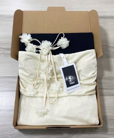 VGU8987-Set áo bệt vai, CV dài Đen ( áo Kem - kèm dây hoa cột eo)