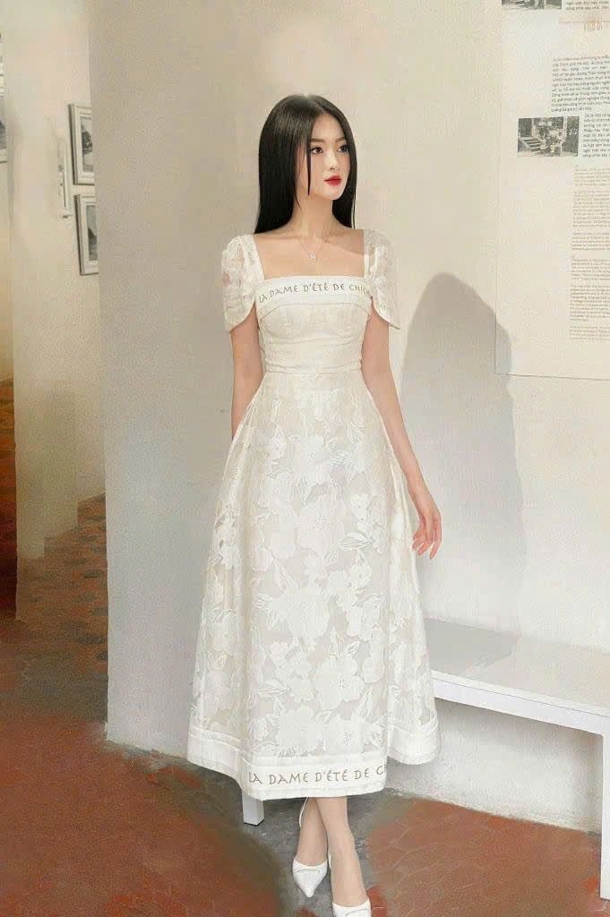 SKY7516 - Đầm ren dài cổ vuông kem