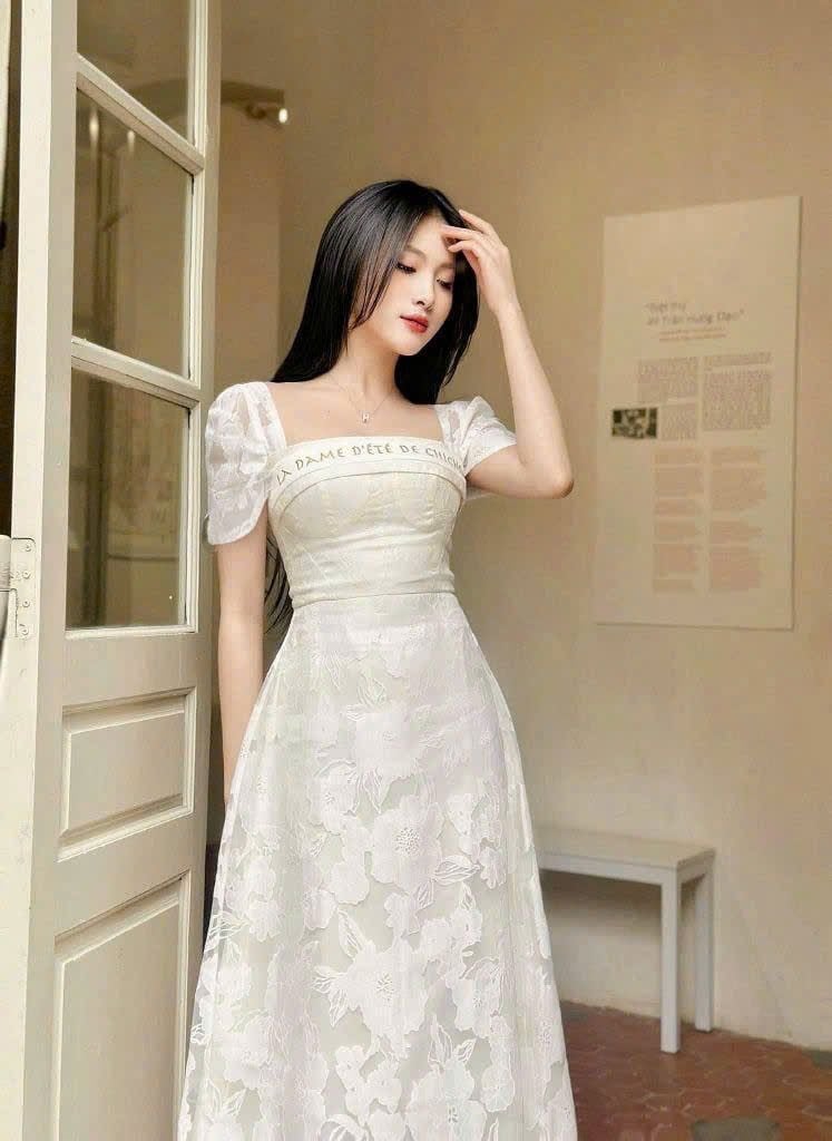 SKY7516 - Đầm ren dài cổ vuông kem