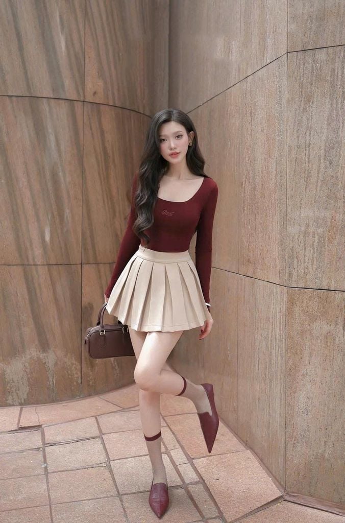 VGU9252-Set áo tay dài thêu chữ, CV xếp ly