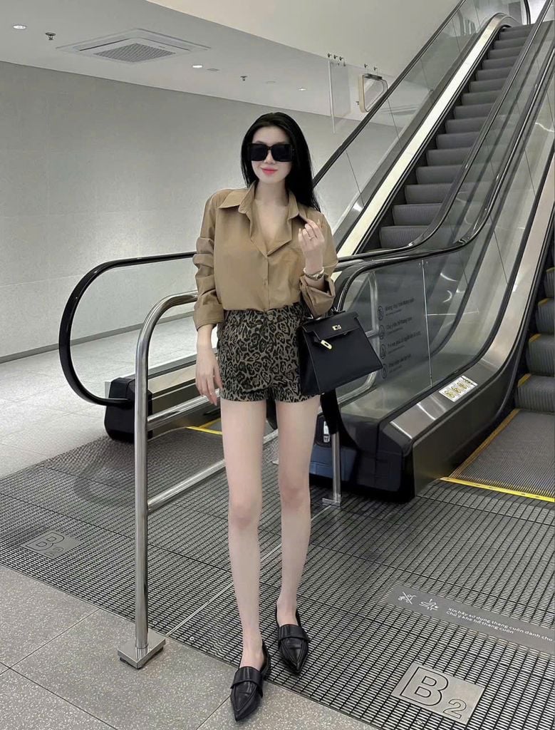 VGU9456-Set áo sơ mi tay dài nâu, quần short họa tiết beo