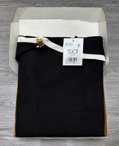 SKY7568-Đầm bệt vai kèm tag hoa Đen