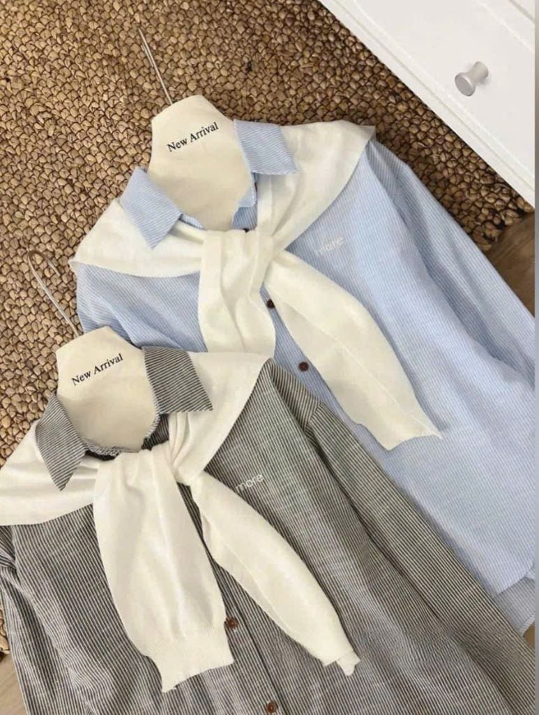 VGU9618-Áo sơ mi thêu chữ + khăn choàng (sọc Đen)