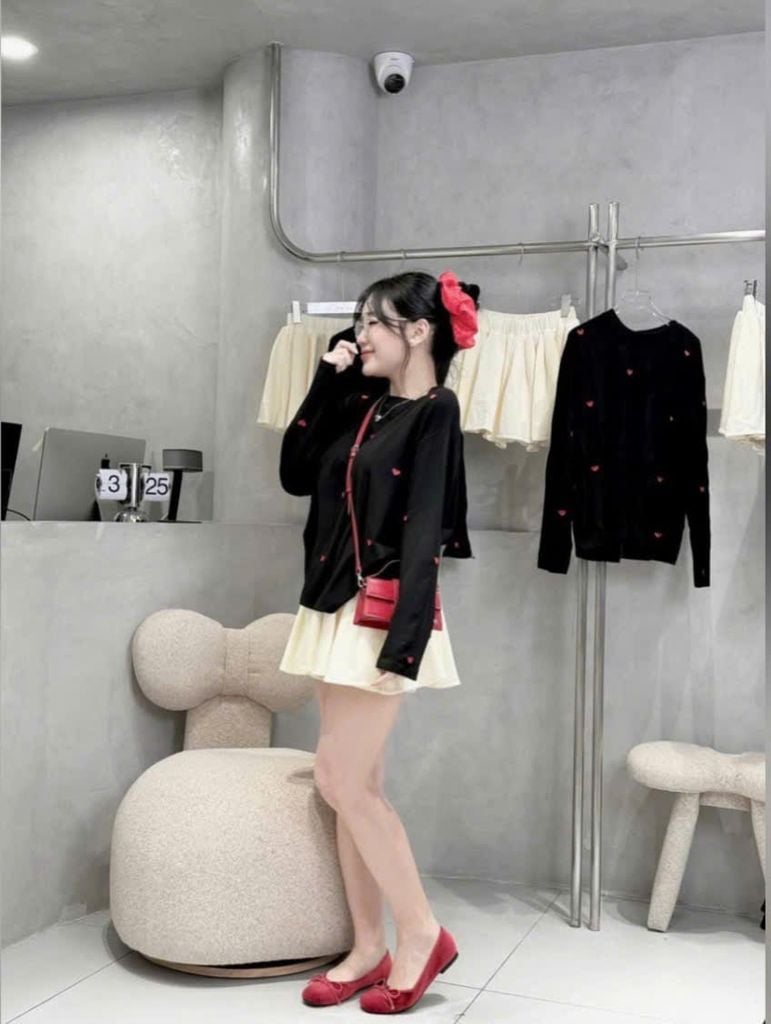 VGU9634-Set thun áo tay dài thêu tim , CV xếp ly Kem (áo Đen)