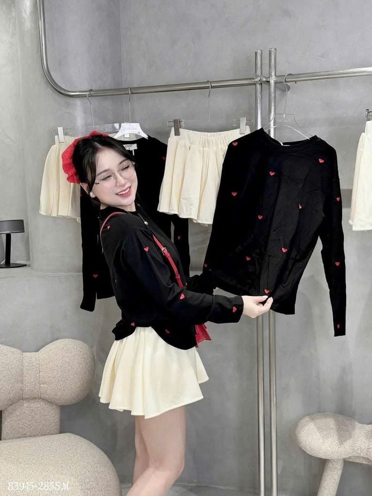 VGU9634-Set thun áo tay dài thêu tim , CV xếp ly Kem (áo Đen)