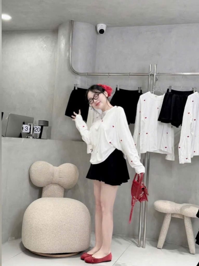 VGU9635-Set thun áo tay dài thêu tim , CV xếp ly Đen (áo Trắng)