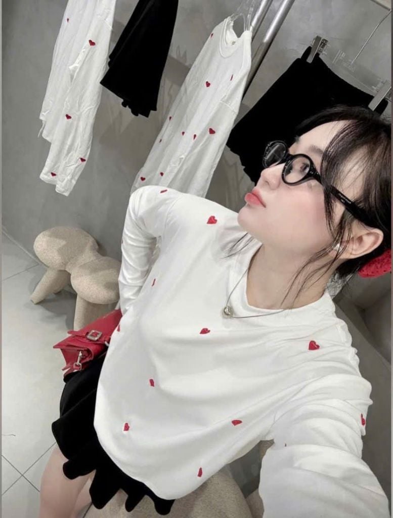 VGU9635-Set thun áo tay dài thêu tim , CV xếp ly Đen (áo Trắng)