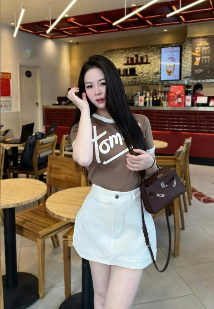 VGU9732-Set áo thun nâu in chữ, CV ngắn Trắng