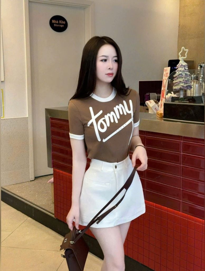 VGU9732-Set áo thun nâu in chữ, CV ngắn Trắng