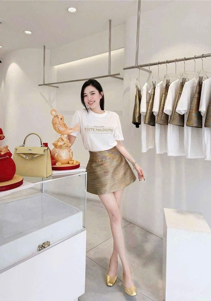 VGU9758 SET ÁO THUN CHÂN VÁY KIM TUYẾN ( NÂU )