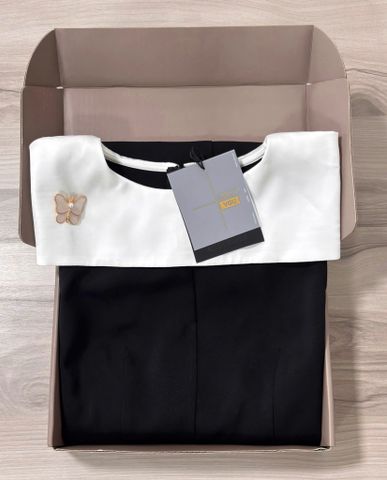 VGU9748 ĐẦM ĐEN CỔ CHOÀNG TAG BƯỚM