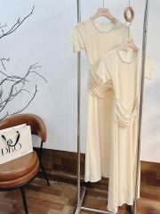 TB7917-Đầm body xoắn eo,viền cổ đính đá Kem