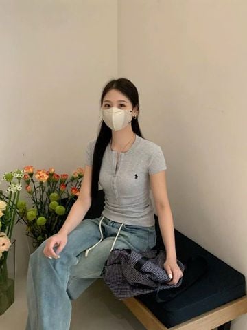 LEN2198 ÁO THUN THÊU NGỰA PHỐI NÚT (XÁM)