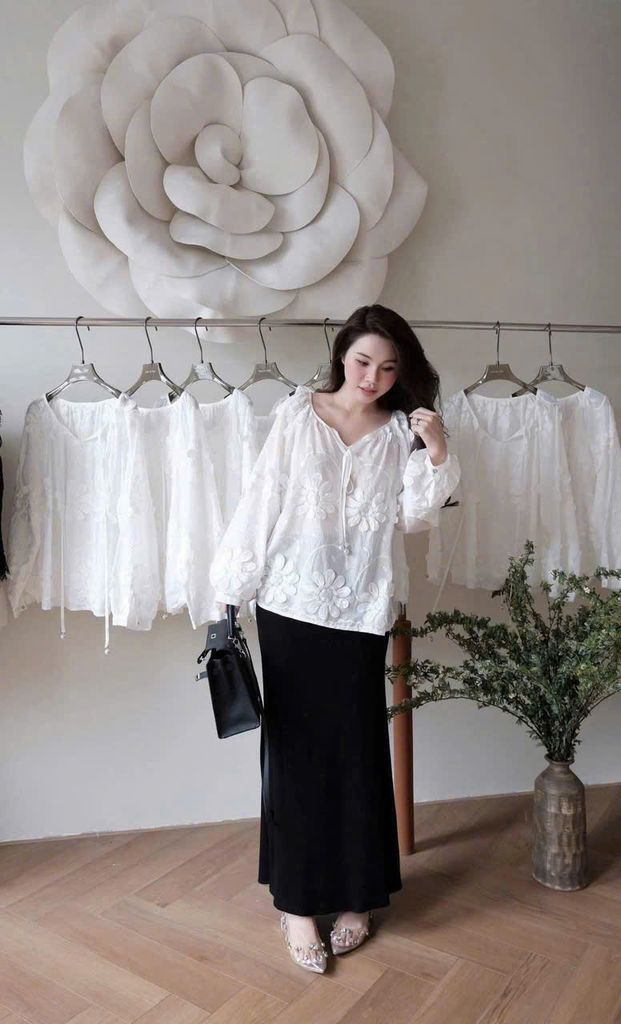 VGU9968 SET ÁO HOA THÊU 3D TRẮNG, CV DÀI ĐEN