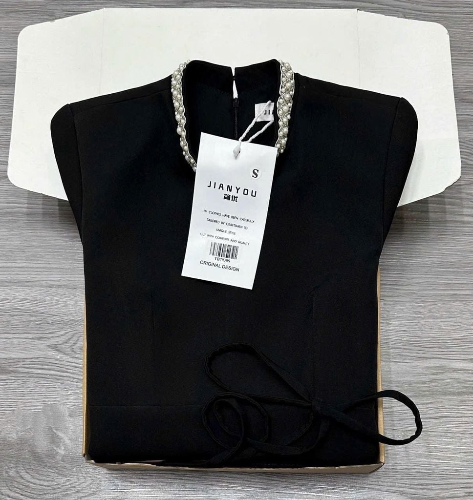 TB7930-Đầm dài viền cổ kết ngọc Đen