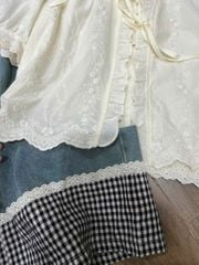 VGU9995-Set áo trắng thêu cổ bèo, quần jean lai phối caro CC